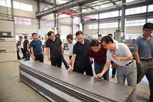 第一师参观车间三500-6a956367-70d4-4d56-8b0f-33c7cdeb2f7f